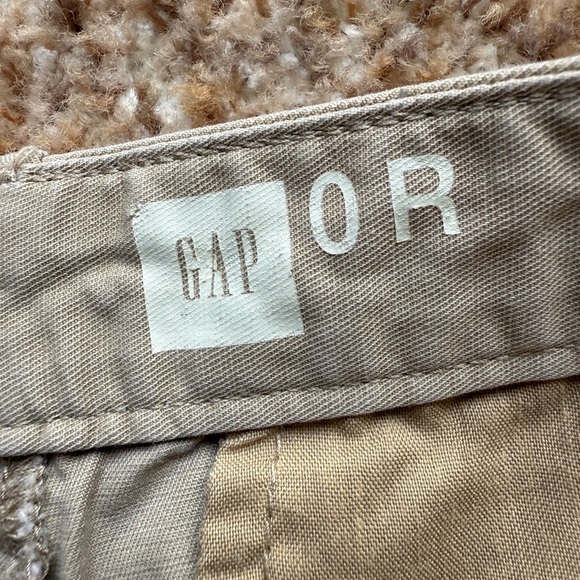 GAP Women's Khaki Shorts - Picture 2 of 3